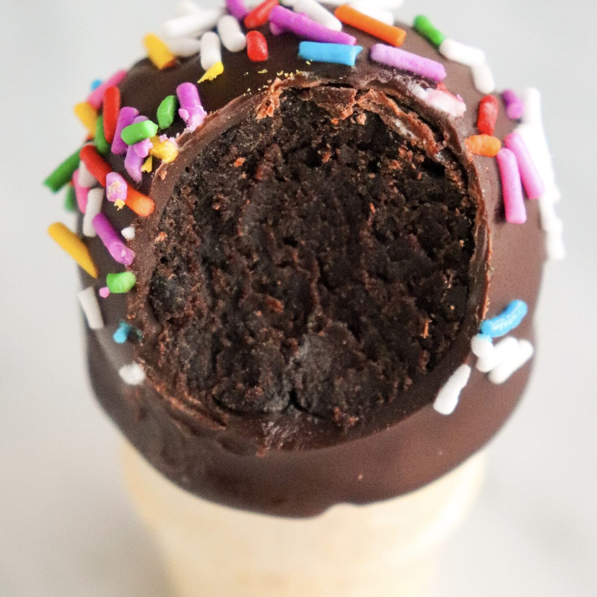 mary-kates-vegan-cakes-ice-cream-cone-cake-pops-6